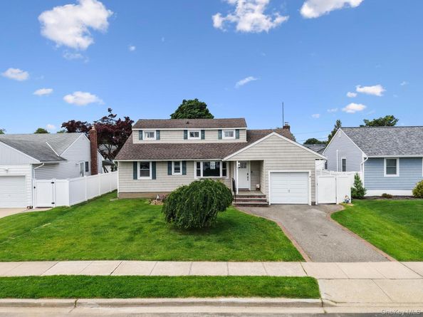 22 Scholl Drive, Farmingdale NY 11735