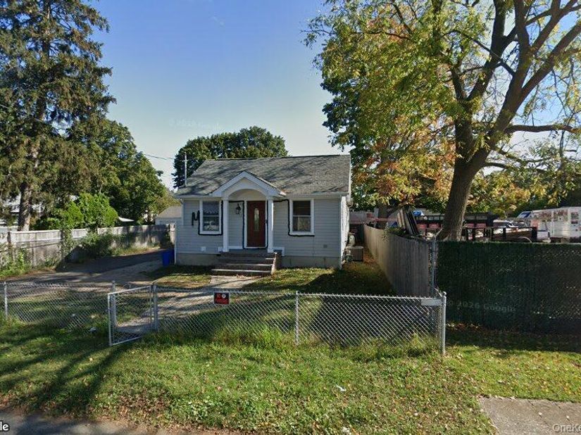 12 7th Avenue N, Huntington Station NY 11746