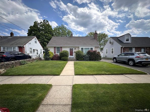 568 Irving Street, Westbury NY 11590