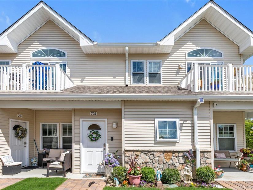 206 Anchor Court, Copiague NY 11726