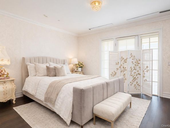 3000 Royal Court 3201, North Hills NY 11040