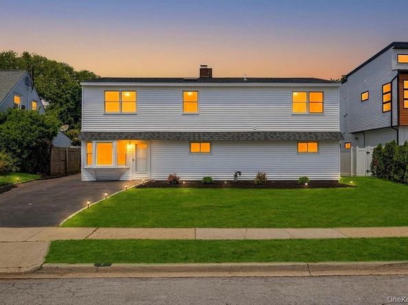 7 Sunrise Lane, Levittown NY 11756