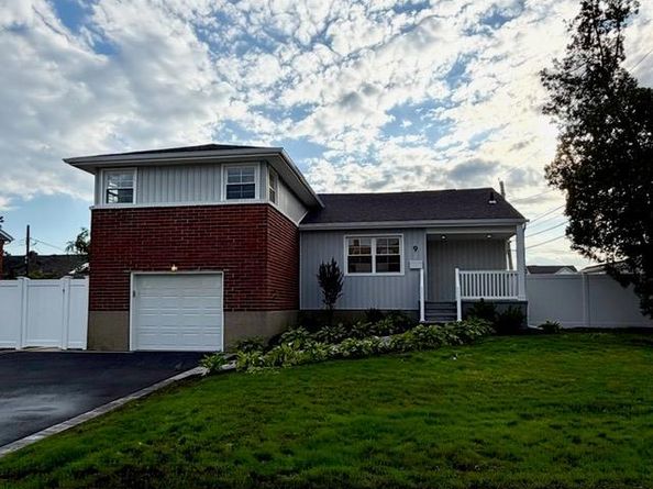 9 N Walnut Place, Massapequa NY 11758