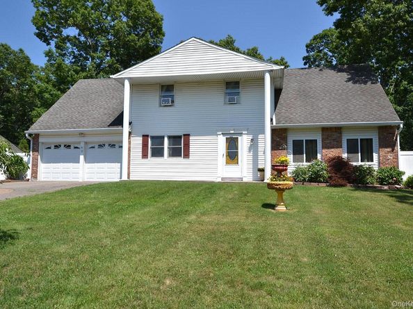 9 Woodbine Street, Coram NY 11727