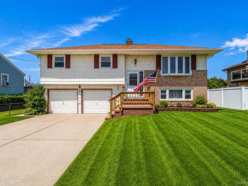 8 Wilson Place, Lindenhurst NY 11757