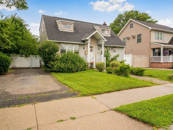 68 Cliff Drive, Hicksville NY 11801
