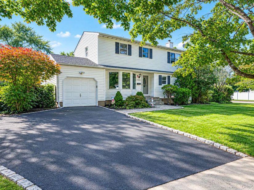 1400 Wave Avenue, Medford NY 11763