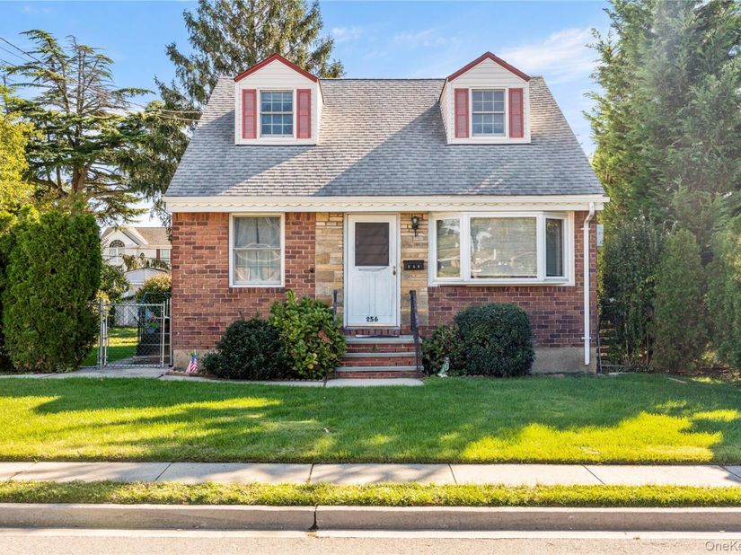 256 9th Street, Bethpage NY 11714