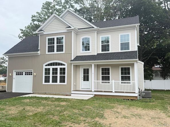 8 Gail Grace Court, Copiague NY 11726