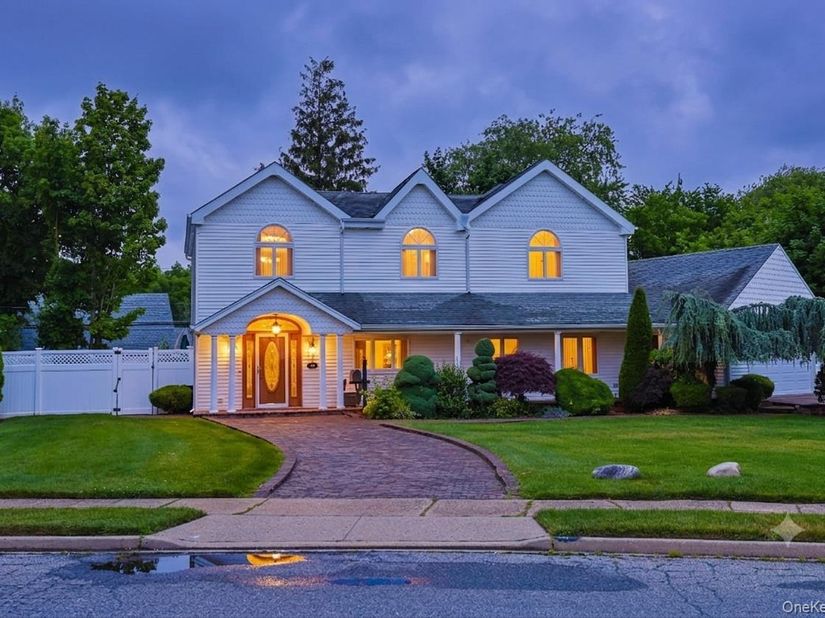 79 Constellation Road, Levittown NY 11756