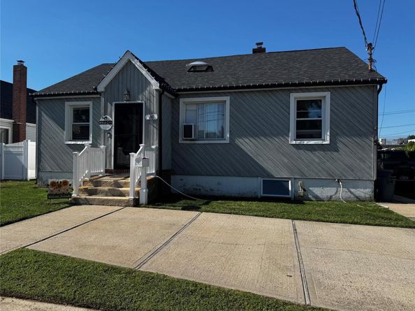 16 Beach Avenue, Copiague NY 11726