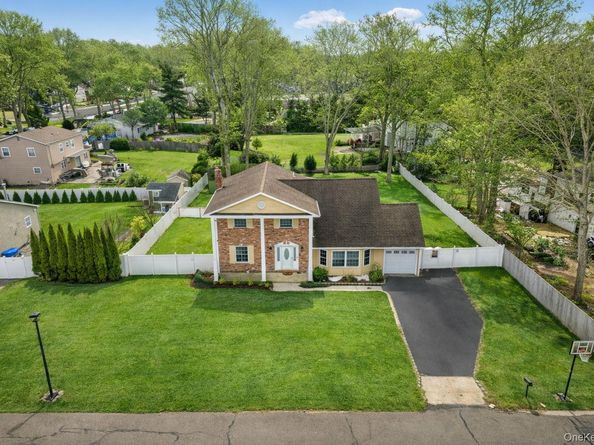 4 Rowe Street, Coram NY 11727