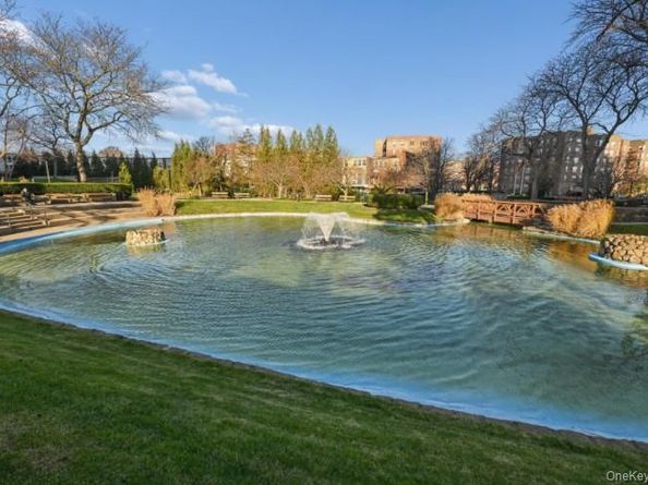 1 BAY CLUB Drive 6V, Bayside NY 11360