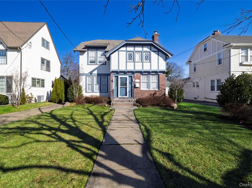 17 Roxbury Road, Rockville Centre, NY 11570 - For Sale