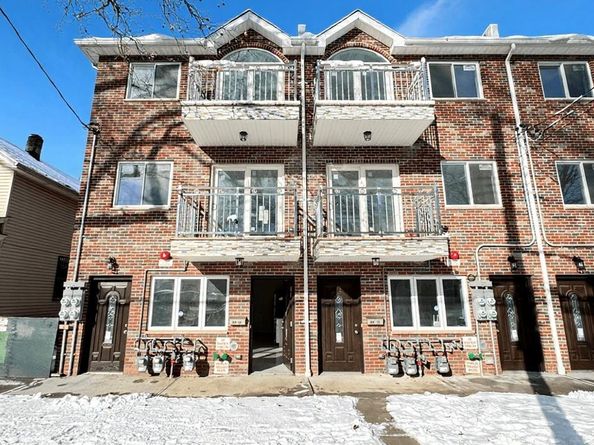 107-47 49th Ave, Corona NY 11368