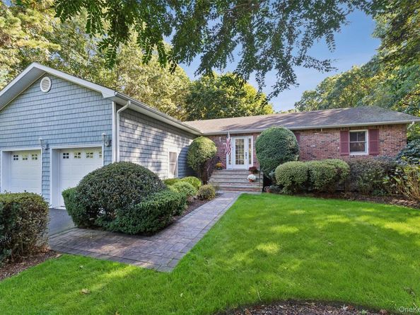 39 Cozine Road, Center Moriches NY 11934