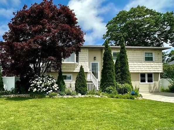 648 Molloy Street, Copiague NY 11726