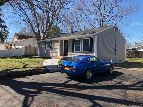 2712 Falcon Avenue, Medford NY 11763