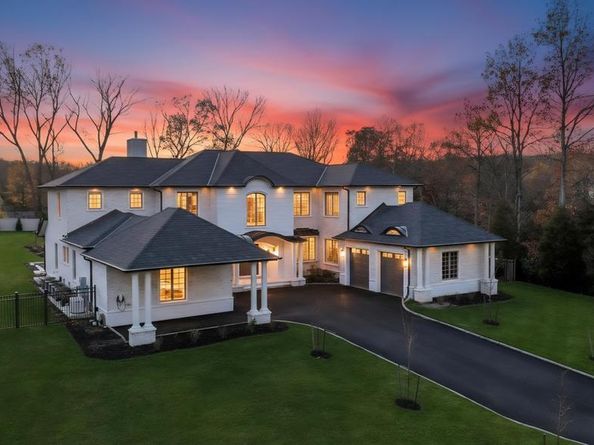 6 Gables Court, Dix Hills NY 11746