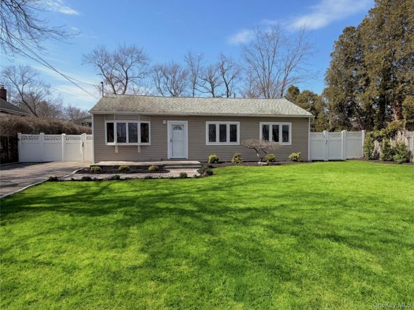 16 Lincoln Drive, Oakdale NY 11769