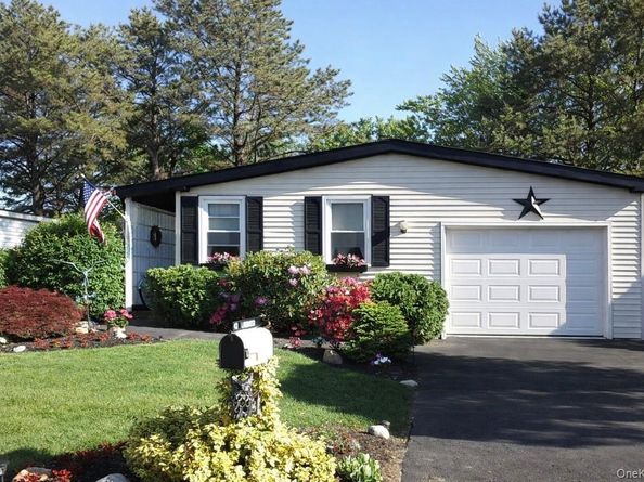 43 Village Circle S, Manorville NY 11949