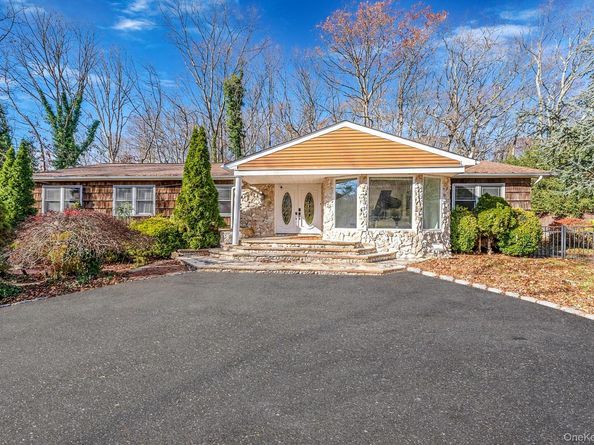 25 Farmington Lane, Melville NY 11747