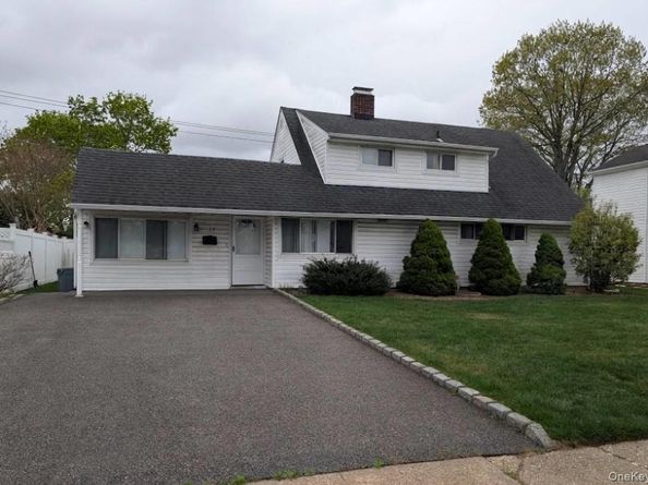 15 Falcon Lane, Levittown NY 11756