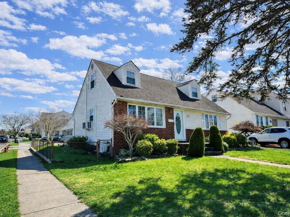 289 Roselle Street, Mineola NY 11501