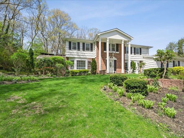 7 Stepping Stone Crescent, Dix Hills NY 11746
