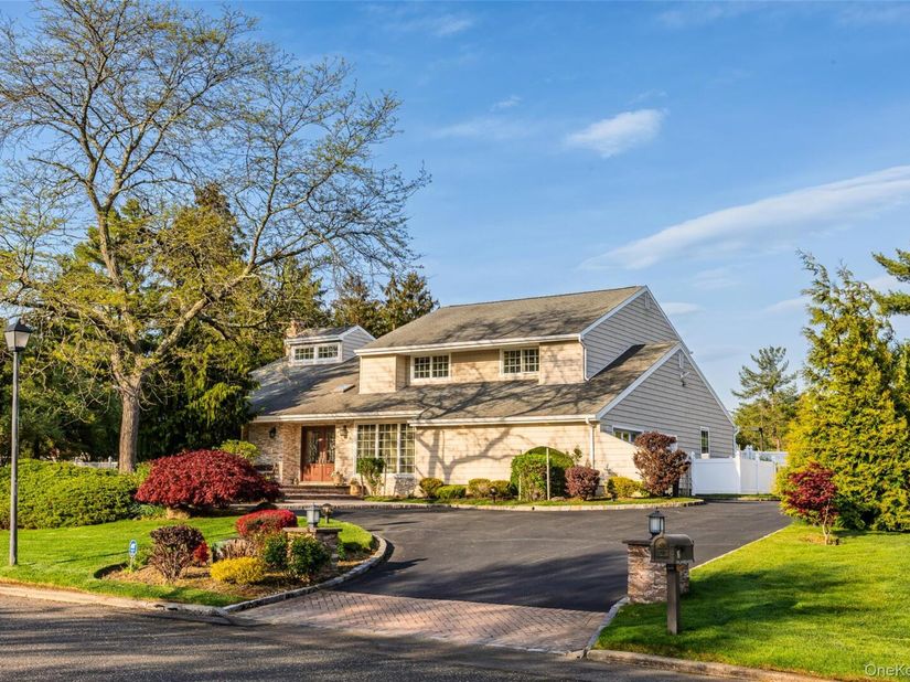 16 Cabriolet Lane, Melville NY 11747