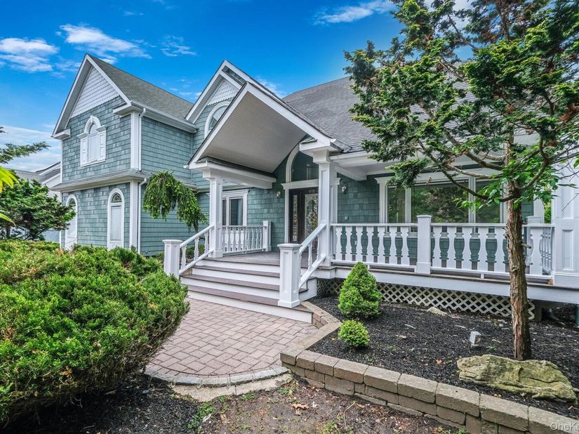 6 Robert Court, Center Moriches NY 11934
