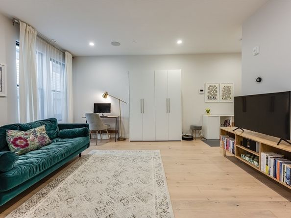 340 W 2nd St 5, Boston MA 02127