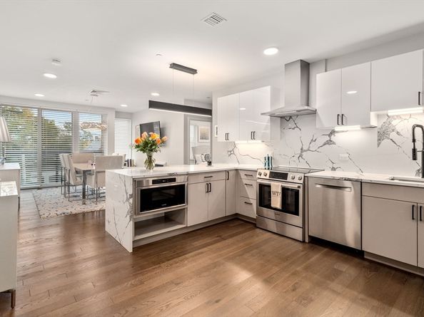 68 Los Angeles St PH5, Newton MA 02458