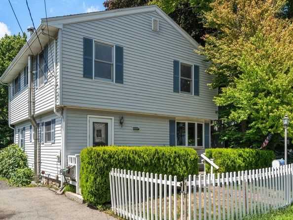 28 Pleasant St, Rockport MA 01966