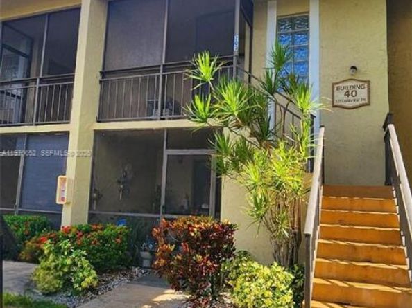 327 Lakeview Dr 103, Weston FL 33326