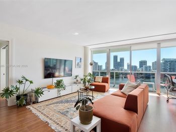 900 Bay Dr
