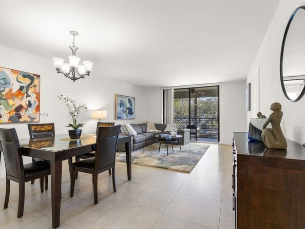 1000 Colony Point Cir 220, Pembroke Pines FL 33026