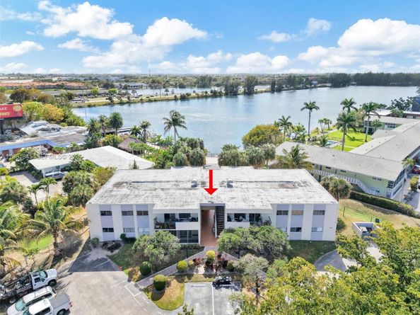 900 Crystal Lake Dr 2B, Deerfield Beach FL 33064