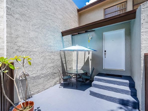 10010 NW 9th St Cir 203, Miami FL 33172