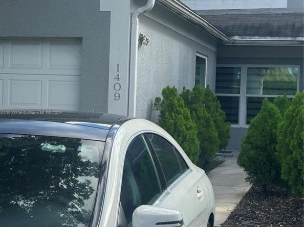 1409 NW 124th Ave, Pembroke Pines FL 33026