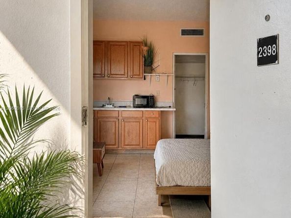 26 Diplomat Pkwy 2398, Hallandale Beach FL 33009