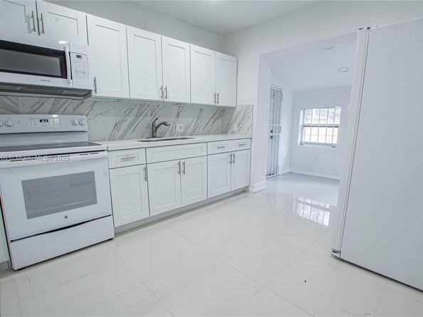 575 NW 49th St, Miami FL 33127