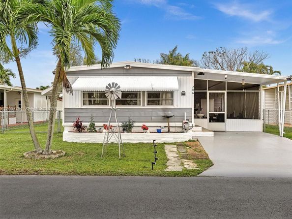 2061 SW 83rd Ave, Davie FL 33324