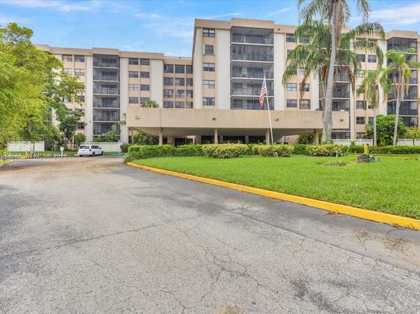 900 NE 195th Street 607, Miami FL 33179