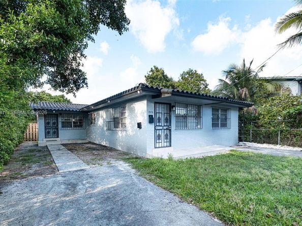 1519 NW 40th St, Miami FL 33142
