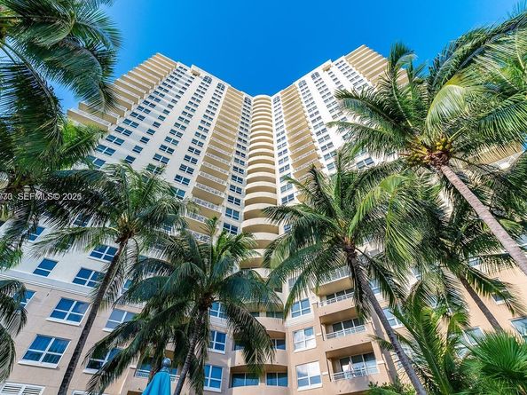 19501 W Country Club Dr TS05, Aventura FL 33180