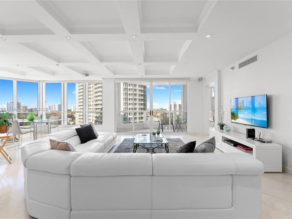 21150 Point Pl 1102, Aventura FL 33180