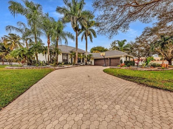 13801 Alexandria Ct, Davie FL 33325