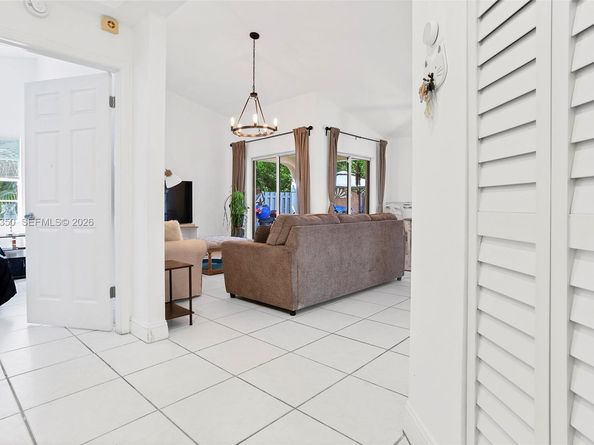 1595 Springside Dr, Weston FL 33326