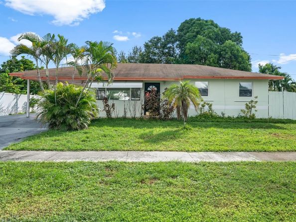 136 Cayman Dr, Palm Springs FL 33461